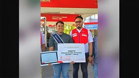 Dicky Aprilio (27), pria yang baru-baru ini viral karena menjadi korban pengeroyokan di Sidoarjo, mendapat penghargaan spesial dari Pertamina sebagai bentuk apresiasi atas kepeduliannya terhadap keselamatan di SPBU.