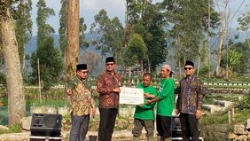 BAZNAS RI dan Koperasi Pondok Pesantren Al-Ittifaq meresmikan Lumbung Pangan Hortikultura di Bandung untuk pemberdayaan petani setempat.
