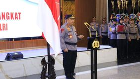  Kepala Kepolisian Negara Republik Indonesia (Kapolri), Jenderal Polisi Listyo Sigit Prabowo, memimpin upacara Korps Raport di Gedung Rupattama Mabes Polri, Jakarta, pada Kamis pagi. Upacara tersebut menandai kenaikan pangkat untuk 16 perwira tinggi 