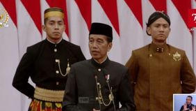 Presiden Joko Widodo menguraikan berbagai bentuk bantuan perlindungan yang telah diberikan pemerintah kepada masyarakat ekonomi bawah selama sepuluh tahun kepemimpinannya, termasuk Kartu Indonesia Sehat, Kartu Indonesia Pintar, dan Program Keluarga H