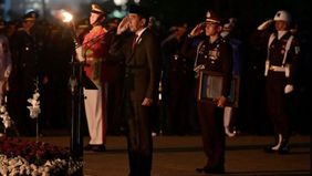 Dalam suasana yang penuh khidmat di tengah malam, Presiden Joko Widodo (Jokowi) memimpin apel kehormatan dan renungan suci di Taman Kusuma Bangsa, Ibu Kota Nusantara (IKN), Kalimantan Timur.