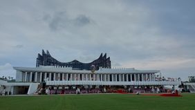 Lapangan upacara di Istana Negara Ibu Kota Nusantara (IKN), Kalimantan Timur, tampil memukau meski diselimuti awan mendung saat persiapan peringatan Detik-Detik Proklamasi Kemerdekaan RI pada Sabtu pagi.