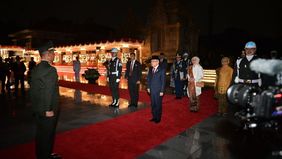 Wakil Presiden (Wapres) Ma'ruf Amin memimpin apel kehormatan dan renungan suci (AKRS) dalam rangka peringatan HUT Ke-79 Kemerdekaan Republik Indonesia di Taman Makam Pahlawan Nasional Utama, Kalibata, Jakarta, pada Jumat tengah malam.