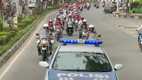 Kemudian para peserta berkeliling Kota Pekanbaru dengan menggunakan helm desain merah putih yang diikutkan dalam lomba.