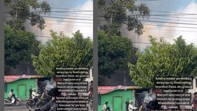 Api dan kepulan asap tebal membumbung tinggi.