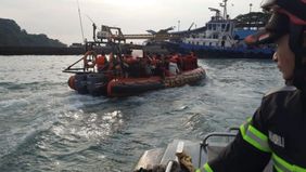 Tim SAR mencari seorang ABK Kapal Mooring Romi Putra Mandiri yang hilang di Perairan Salira, Kabupaten Serang, Banten.