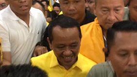 Menteri Energi dan Sumber Daya Mineral, Bahlil Lahadalia, mengambil formulir sekaligus mendaftar sebagai Calon Ketua Umum Partai Golkar 