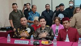 Pasangan calon perseorangan Dharma Pongrekun dan Kun Wardana menghadiri rapat pleno penetapan di Komisi Pemilihan Umum (KPU) DKI Jakarta pada Senin sore.