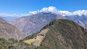 Pemerintah Peru menetapkan keadaan darurat di ibu kota Lima sejak Minggu, 16 Maret 2025 malam waktu setempat, menyusul meningkatnya kasus pembunuhan yang berkaitan dengan pemerasan di wilayah tersebut.