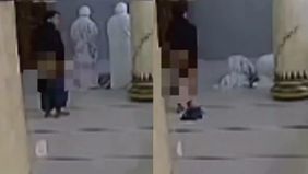 Seorang pria melakukan pelecehan dalam masjid Bojonegoro, memicu kemarahan publik setelah video aksi tersebut menjadi viral.