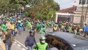 Konflik antara pengemudi ojol dan sopir angkot di Sukabumi berakhir damai setelah mediasi oleh Polres Sukabumi Kota.