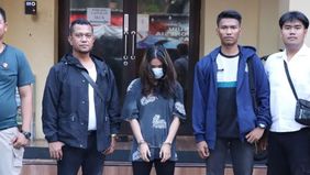 Seorang perempuan berinisial NE ditangkap oleh polisi karena terlibat dalam kasus perdagangan manusia dengan menjual keperawanan seorang gadis di bawah umur.