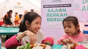 Badan Amil Zakat Nasional (BAZNAS) mendistribusikan paket makanan melalui program Bank Makanan kepada penyintas kebakaran di Manggarai, Tebet, Jakarta Selatan.