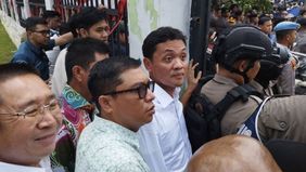 Wakil Ketua Komisi III DPR RI, Habiburokhman, dilempari botol saat bertemu massa aksi protes RUU Pilkada di Jakarta.