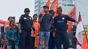 Aktor Reza Rahadian terlihat ikut turun langsung pada saat demo di gedung DPR.