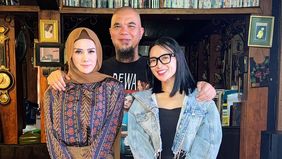 Wika Salim diingatkan oleh netizen untuk berhati-hati saat pamer foto bareng Ahmad Dhani dan Mulan Jameela.