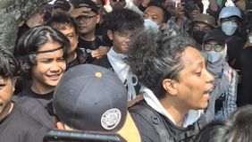 Arie Kriting, Bintang Emon, dan Joko Anwar tampak terjun langsung di acara demi tolak revisi RUU Pilkada di depan gedung DPR RI.