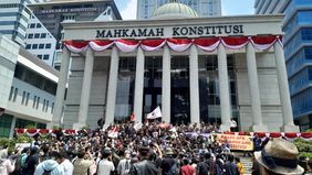 Aksi massa damai di depan gedung Mahkamah Konstitusi berlangsung tertib, diperankan oleh akademisi dan aktivis pro demokrasi.