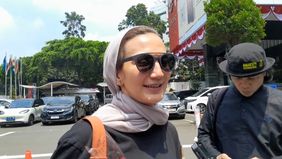 Aktris sekaligus politikus, Wanda Hamidah, hadir dan berpartisipasi dalam aksi massa di depan Mahkamah Konstitusi.