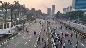 Aksi demonstrasi di depan Gedung DPR mereda setelah polisi menembakan gas air mata, sebagian demonstran melakukan pembakaran.