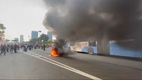 Adanya aksi demo didepan Gedung DPR pada Kamis sore ini, 22 Agustus 2024. Sejumlah suar jalan di sekitarnya di tutup dan membuat macet di mana-mana.