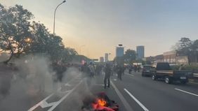 Ribuan massa demonstran di Jakarta mengkritik anggota DPR RI yang dianggap mengabaikan putusan Mahkamah Konstitusi.