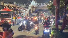 Polisi sukses membubarkan massa pendemo di depan Gedung DPR/MPR melalui penggunaan gas air mata.