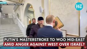 Momen tersebut terjadi ketika Presiden Rusia Vladimir Putin mengunjungi sebuah masjid baru yang selesai dibangun di sana.