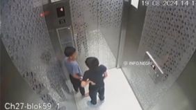 Saat itu, kedua bocah tersebut diduga bermain di lift dan menggunakan benda untuk mengganjal pintu lift, yang menyebabkan pintu macet dan mereka terjebak di dalamnya.