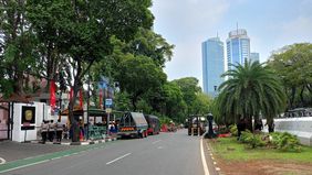 Kepolisian telah memasang barikade beton mengelilingi area depan Gedung KPU RI di Jalan Imam Bonjol, Menteng, Jakarta Pusat.
