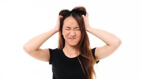 Berbagai faktor seperti keringat, polusi, dan produk perawatan rambut yang tidak cocok bisa menyebabkan bau rambut tidak sedap, namun ada berbagai cara efektif di rumah, termasuk menggunakan dry shampoo, sari cuka apel, lemon, minyak esensial, atau l