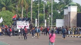 Mereka melakukan orasi di depan gedung DPR RI.