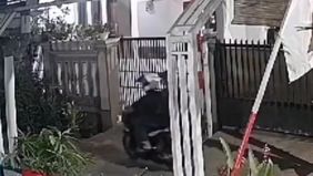 Dua pencuri terlihat mencuri sepeda motor Honda Beat di Komplek Puri Kartika, Ciledug, Tangerang dalam rekaman CCTV.