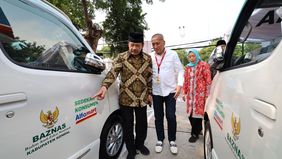 Rumah Sehat Baznas menerima delapan mobil ambulans hasil sedekah konsumen Alfamart untuk fasilitasi kesehatan.