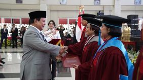 Menteri Pertahanan RI Prabowo Subianto hadiri wisuda mahasiswa Unhan, serukan pentingnya pengabdian dan perkembangan kualitas sumber daya manusia Indonesia.