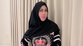 Amy Qanita justru membagikan potret lawas mendiang suami dengan Raffi Ahmad kecil, ditengah isu pelakor mencuat.