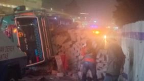 Truk bermuatan hebel terguling di jalan MT Haryono dekat Stasiun Cawang, Jakarta, menyebabkan lalu lintas tersendat.