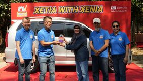 Daihatsu mengapresiasi pelanggan setianya melalui acara 'Kumpul Sahabat' dan memberikan penghargaan pada pemilik Xenia setia, Emy Indriawati.