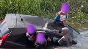 Minibus yang ditabrak oleh ibu di Perak, Malaysia, menabrak tiang listrik dan masuk ke sungai, tetapi semua penumpang diselamatkan oleh warga setempat.