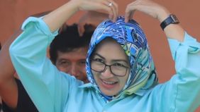 Airin tidak bisa menggunakan atribut Partai Golkar, meskipun dia masih mengaku sebagai kader partai tersebut.