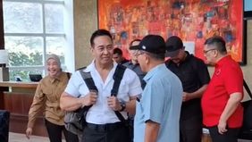 Andika Perkasa dan Hendrar Prihadi menarik perhatian dengan tiba di KPU Jawa Tengah menggunakan delman untuk mendaftar sebagai calon gubernur dan wakil gubernur.