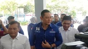 Ketua Partai Demokrat, AHY, menyerahkan surat rekomendasi kepada tiga calon gubernur di DPP Demokrat Jalan proklamasi.