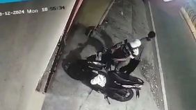 Dua pencuri motor di Jakarta Barat merampas kendaraan kurir paket saat ia sedang shalat maghrib.