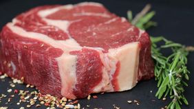 Bareskrim Polri mengungkap kasus peredaran daging domba impor kedaluwarsa yang diduga akan diedarkan ke masyarakat menjelang Lebaran 2026. Dalam pengungkapan ini, aparat tidak hanya menyita belasan ton barang bukti, tetapi juga menetapkan empat orang