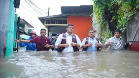 Wali Kota Medan, Bobby Nasution, meninjau langsung dan berinteraksi dengan warga yang terdampak banjir serta membagikan situasi secara langsung melalui media sosial.