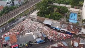 Sampah menggunung di pasar Kemiri