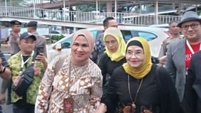 Mantan Menteri Kesehatan Republik Indonesia periode 2004-2009, Siti Fadilah Supari, hadir di Gedung KPU Jakarta untuk mendampingi pasangan bakal calon gubernur dan bakal calon wakil gubernur (bacagub-bacawagub) Jakarta dari jalur independen, Dharma P