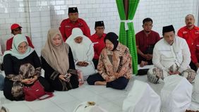 Tri Rismaharini, bakal calon Gubernur Jawa Timur dari PDIP, berziarah ke makam Sunan Bungkul sebelum mendaftar ke KPU.