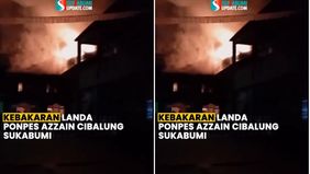 Para santri menyelamatkan diri.