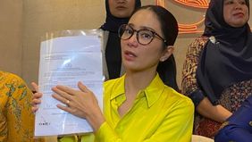 Bunga Zainal merasa ditipu oleh teman dekatnya untuk investasi bodong dan mengajak suaminya ikut menyuntikan dana.